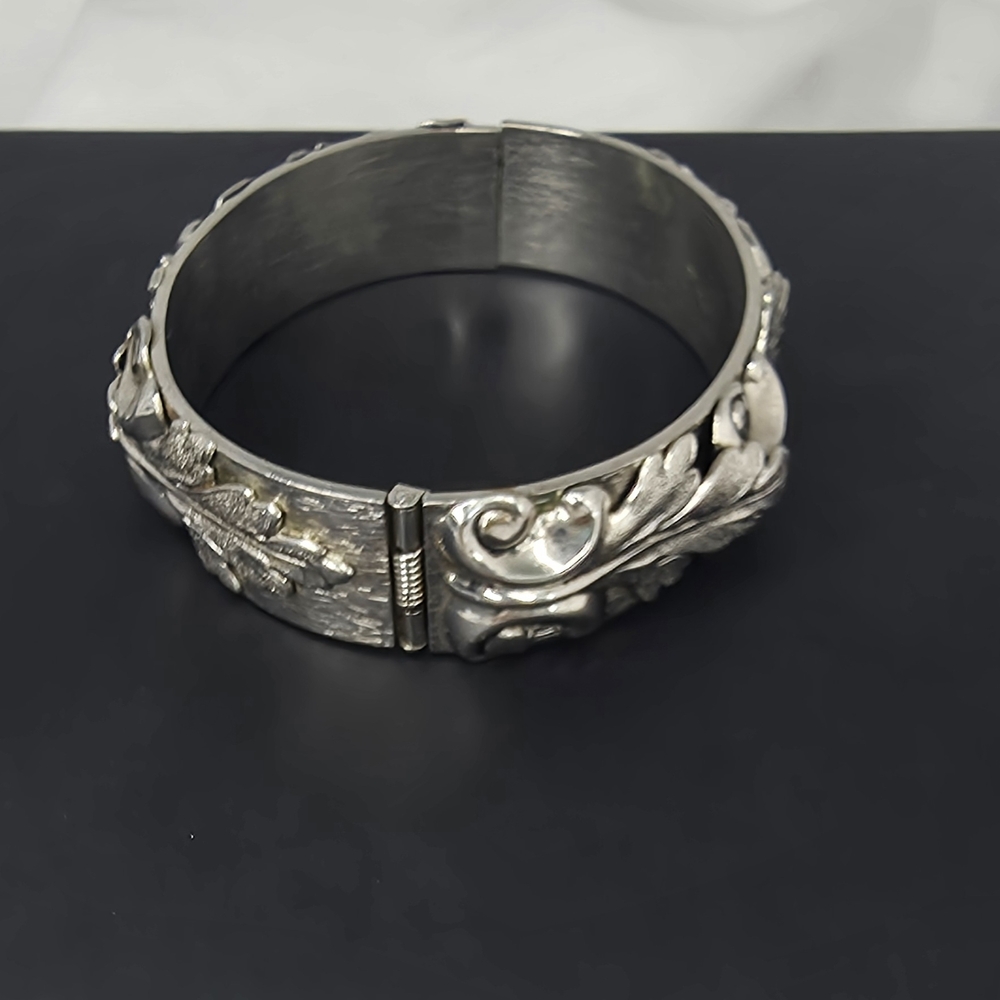 Elegant Silver Leaf Bracelet - Picture 3 of 6